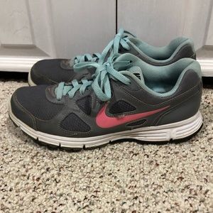 Nike women’s size 9 gray athletic shoes.